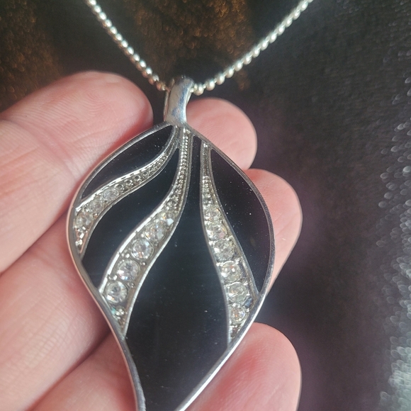 Elegant Silver Leaf Pendant Necklace - Picture 3 of 5